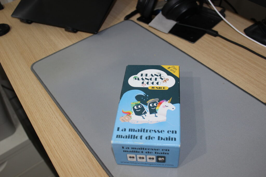 Boite du jeu Blanc Manger Coco Junior - La maîtresse en maillot de bain.